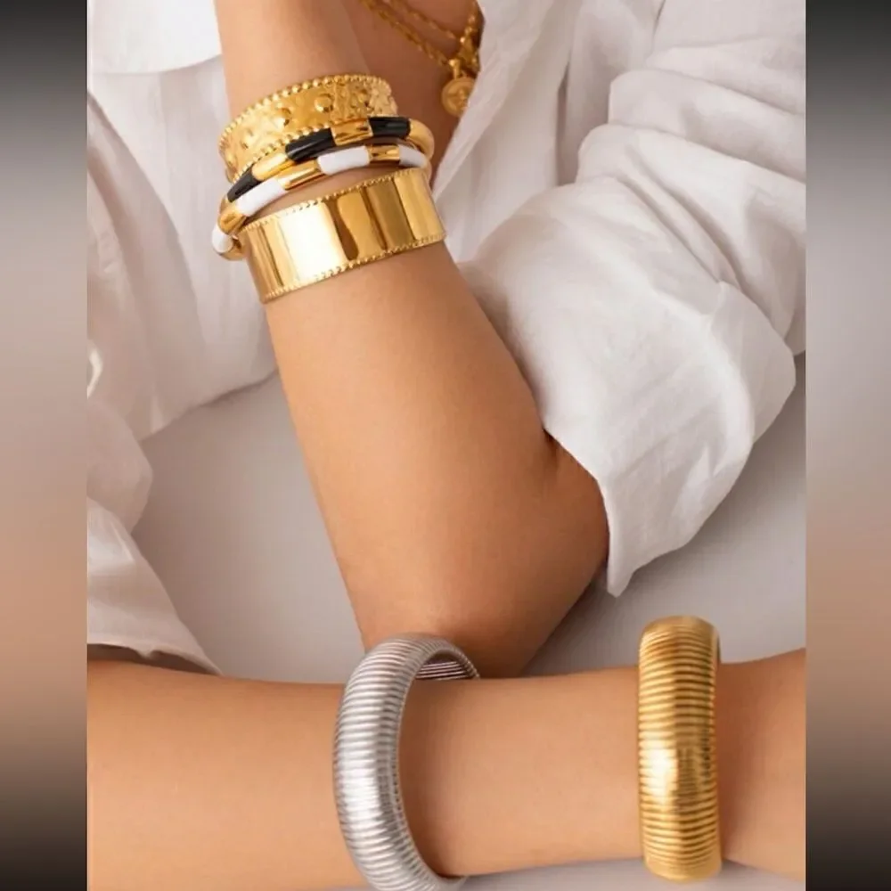 Minimalist  gold bangle  C36